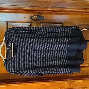 Stylus navy and gray top